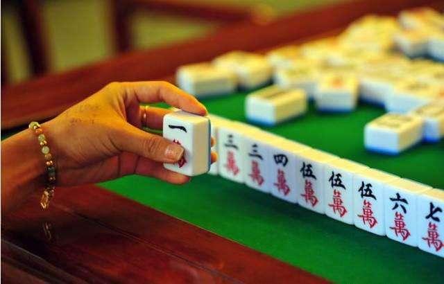 网红打麻将吃瓜图片  第1张